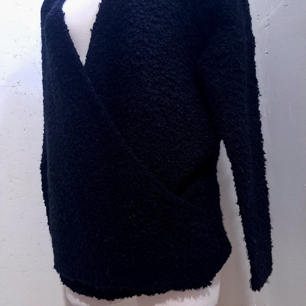 Cloth | Women's Black crossed scoop v neck knit Sweater - Picture 3 of 9